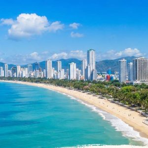 Toàn cảnh bờ biển và thành phố Nha Trang