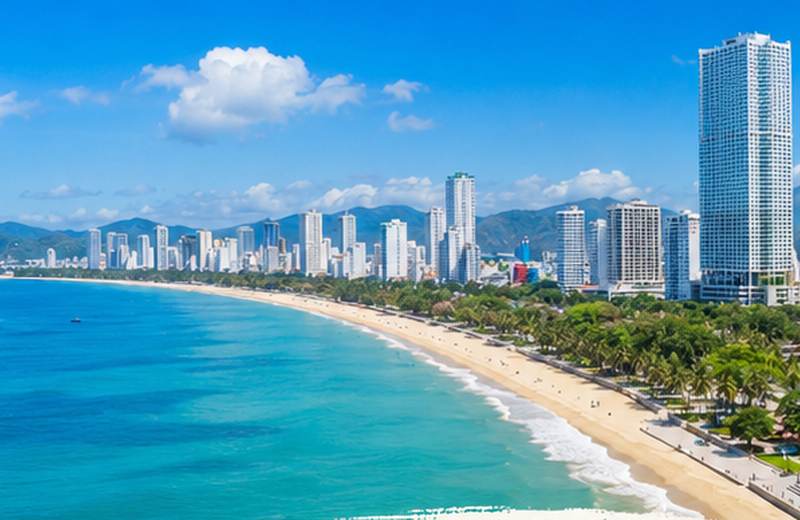 Toàn cảnh bờ biển và thành phố Nha Trang